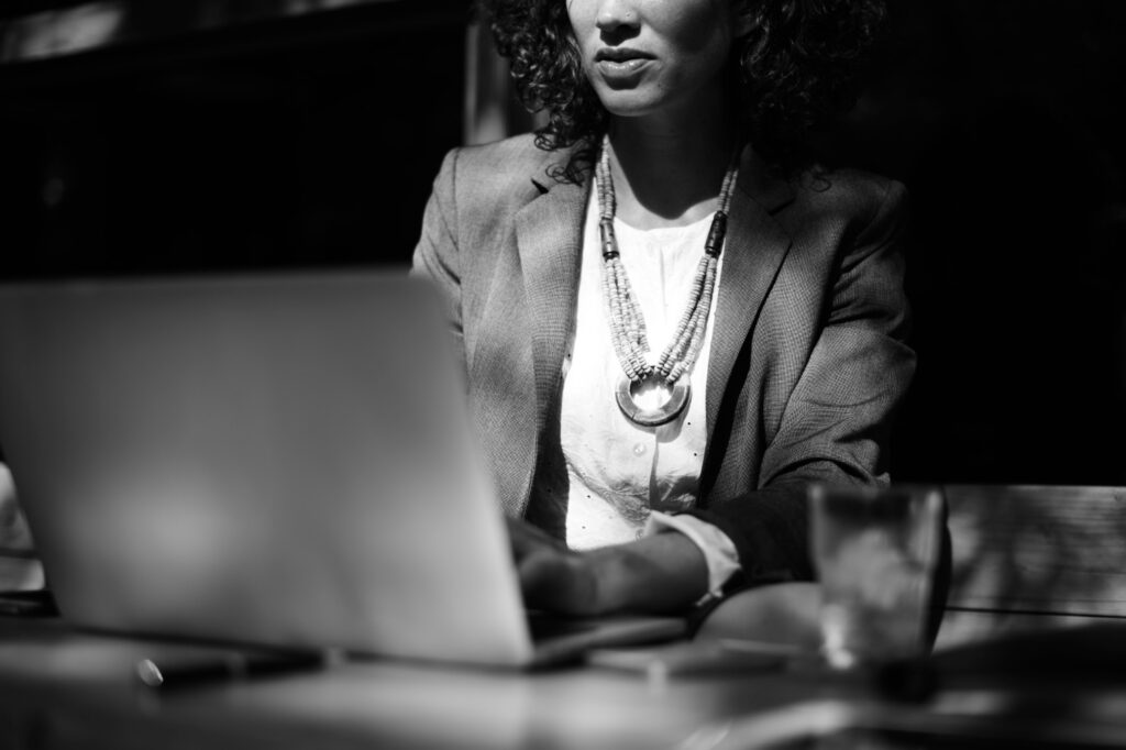 Apesar de mulheres estudarem mais, estudos apontam que os cargos de lideranças são mais ocupados por homens, além de outros problemas
