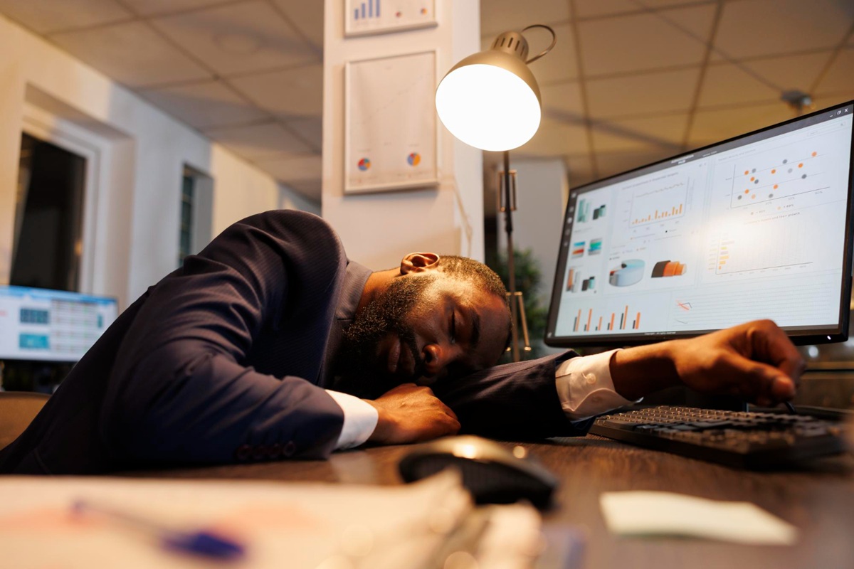 O burnout avança de forma silenciosa e já atinge 30% dos trabalhadores brasileiros, segundo a Anamt.