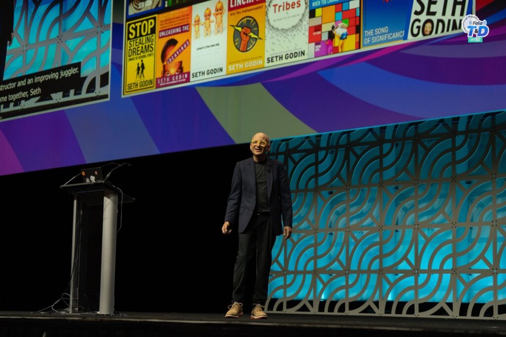 Seth Godin em plenária encerra a ATD 25 com provocação para lideranças