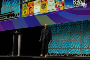 Seth Godin em plenária encerra a ATD 25 com provocação para lideranças