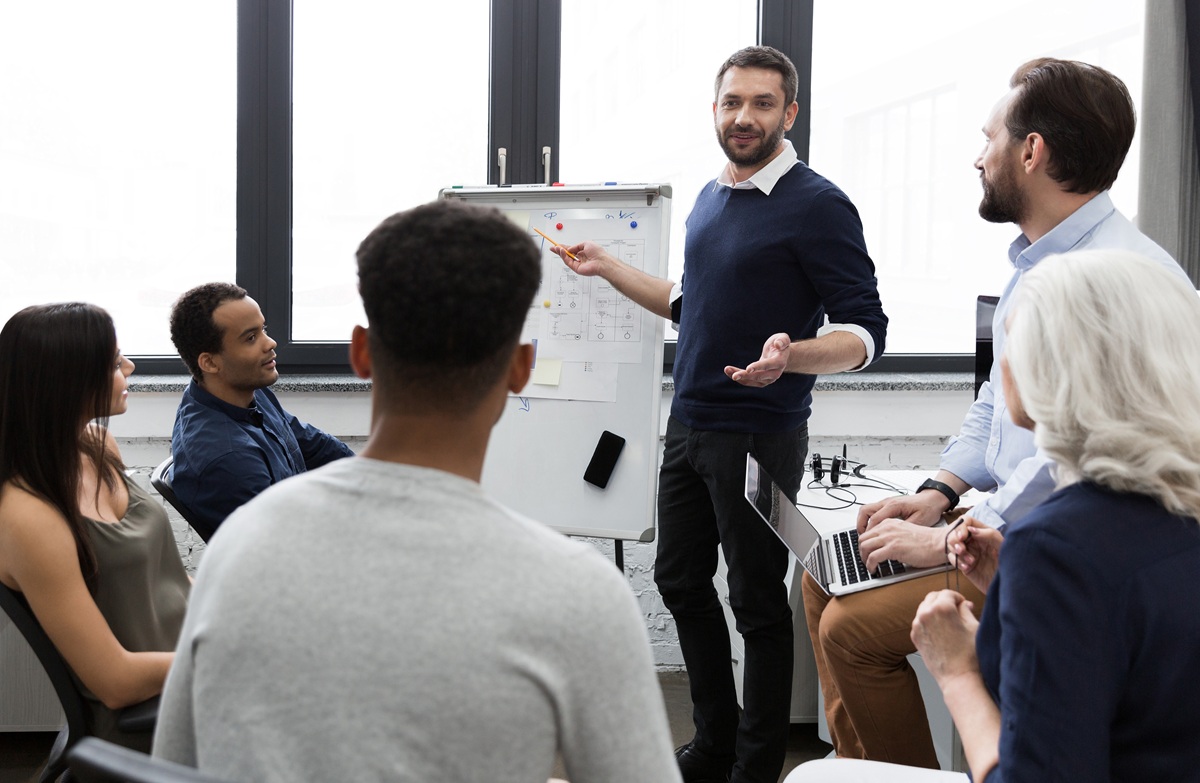 A War Room tem como objetivo desenvolver a equipe de vendas por meio de treinamentos práticos, gerando aplicação imediata e resultados concretos.