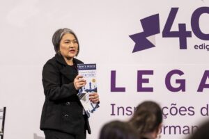 Alessandra Rufino no CBTD 2025 mostrando como transformar um livro em um treinamento - colocando teoria na prática