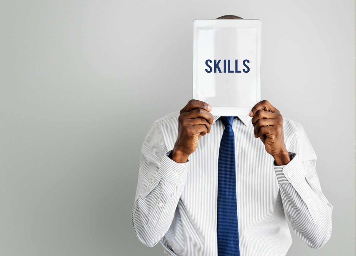 Hard skills são habilidades ensináveis e mensuráveis, como domínio de sistemas, análise de dados, finanças ou idiomas.