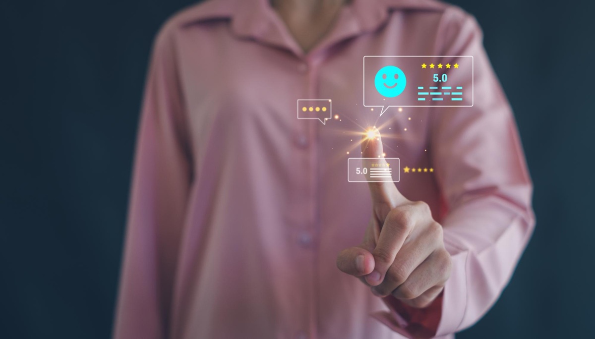 O CES (Customer Effort Score) é usado em vendas para medir o quão fácil foi para o cliente concluir uma compra ou interação, ajudando a identificar e reduzir atritos no processo comercial.