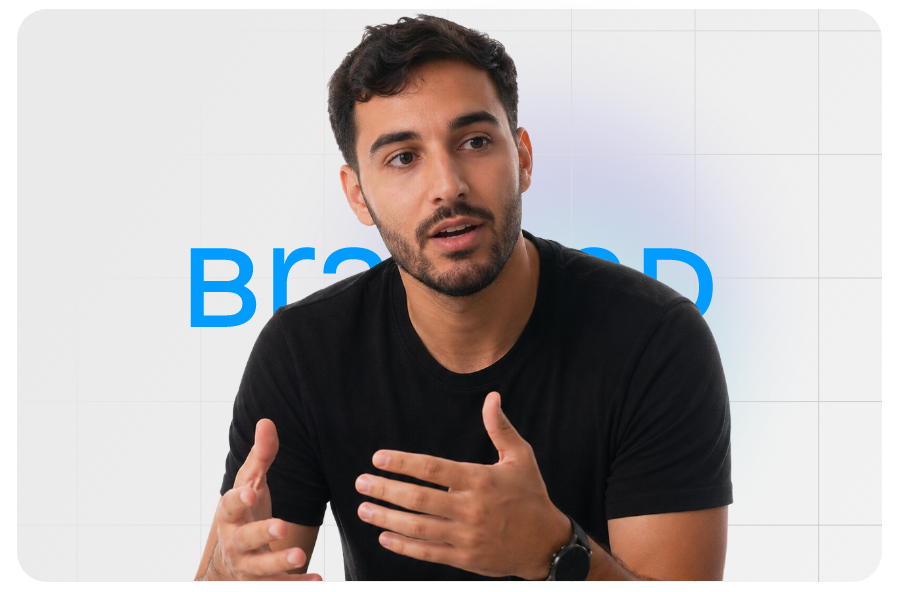 Especialista explicando técnicas de comunicação para líderes durante gravação de treinamento da Bravend